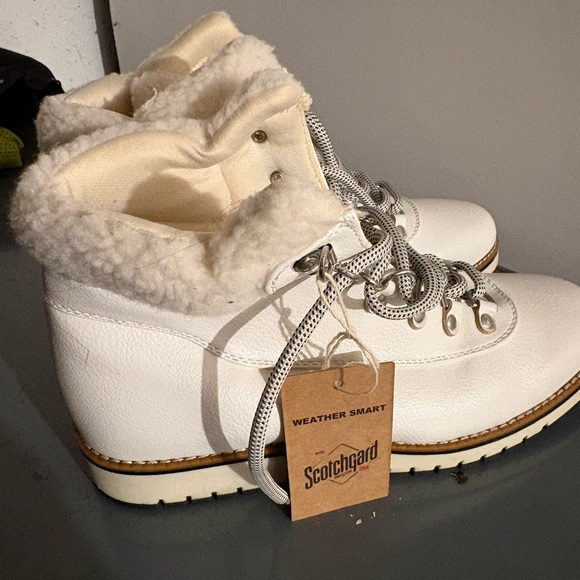Women's White Winter Boots - Picture 1 of 5